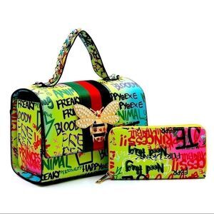 ✨HP✨2-N-1 Graffiti Queen Bee Stripe Boxy Satchel